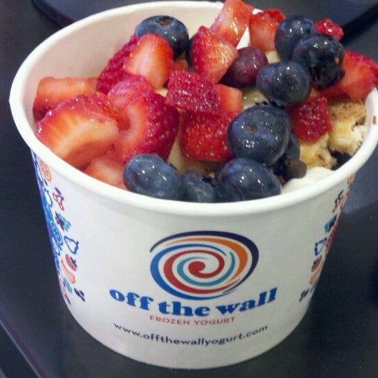 รูปภาพถ่ายที่ Off The Wall Frozen Yogurt โดย Jenn R. เมื่อ 6/11/2012