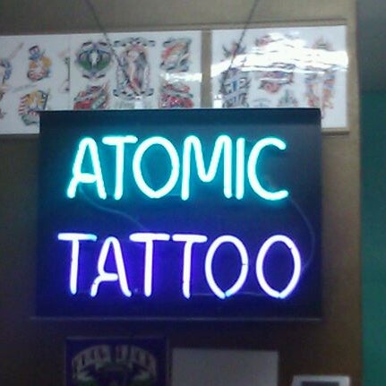 Das Foto wurde bei Atomic Tattoo von Darcy V. am 2/19/2012 aufgenommen