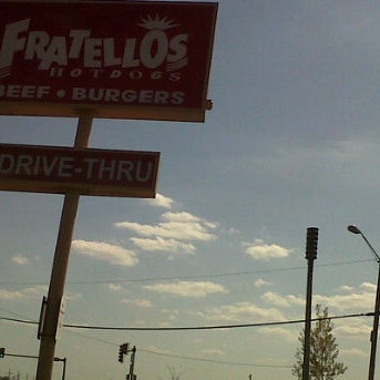 รูปภาพถ่ายที่ Fratellos Hot Dogs โดย Phil W. เมื่อ 4/12/2012