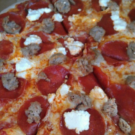 Снимок сделан в The Rock Wood Fired Pizza пользователем Brandon C. 8/20/2012