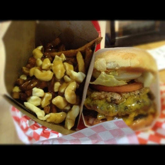Das Foto wurde bei Burger Brats von Joshua M. am 6/8/2012 aufgenommen