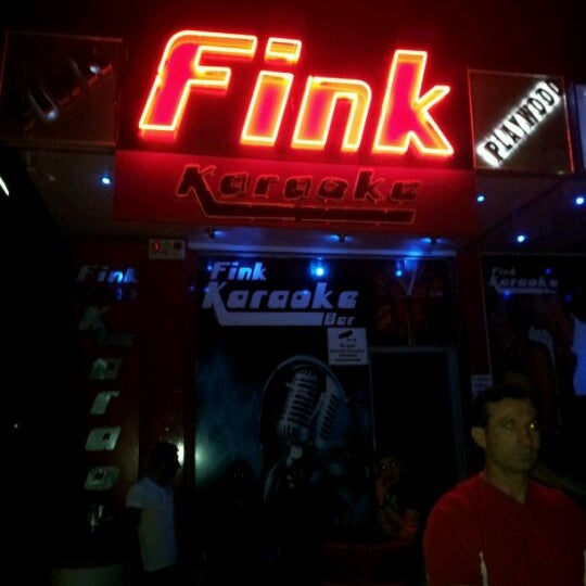 Das Foto wurde bei Fink Karaoke Bar von Sercan B. am 5/1/2012 aufgenommen