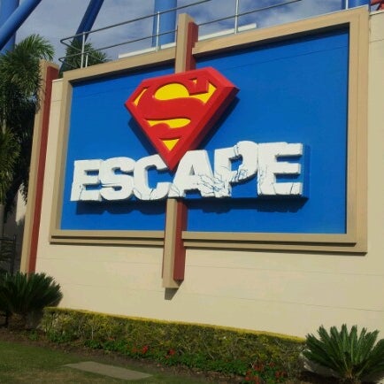 รูปภาพถ่ายที่ Superman Escape โดย Nek O. เมื่อ 6/8/2012