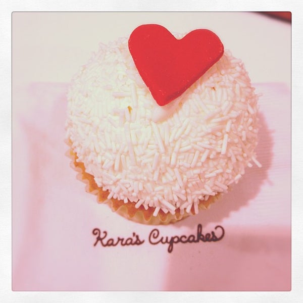 รูปภาพถ่ายที่ Kara&#39;s Cupcakes โดย Zoe T. เมื่อ 2/15/2012