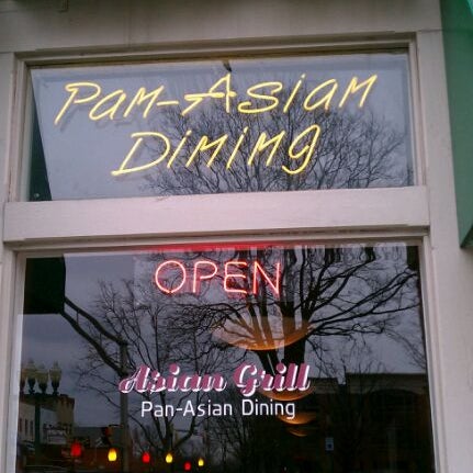 Foto tirada no(a) Asian Grill por Jeffrey B. em 2/23/2012