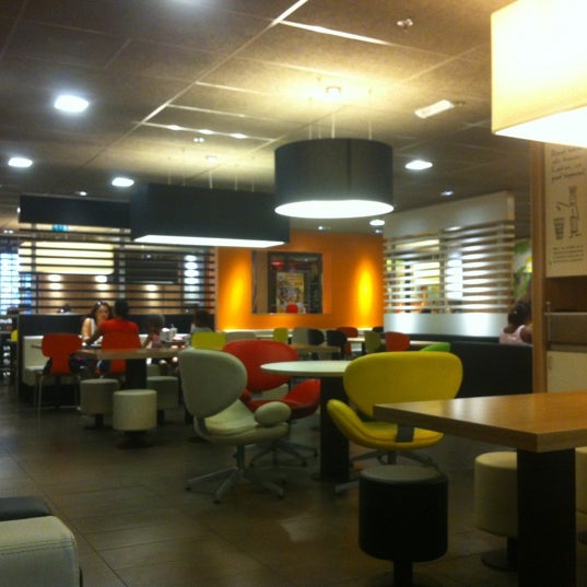 รูปภาพถ่ายที่ McDonald&#39;s โดย Klaasje เมื่อ 8/18/2012