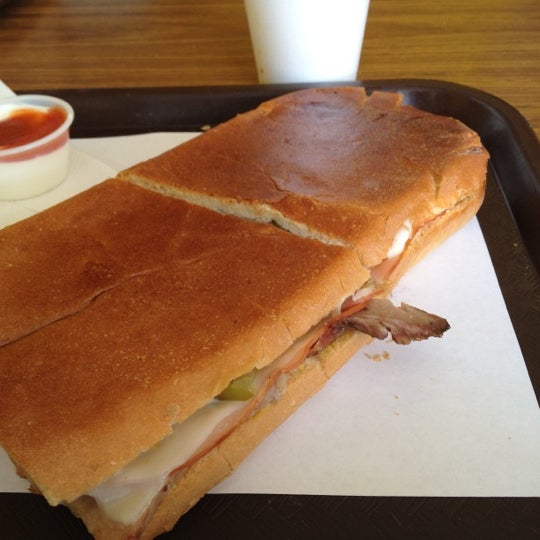 Foto tirada no(a) Caliente Cuban Sandwich por Brandon Y. em 3/20/2012