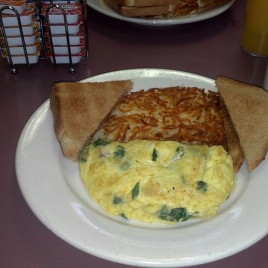 รูปภาพถ่ายที่ Omelette &amp; Waffle Café โดย Carrie H. เมื่อ 8/11/2012