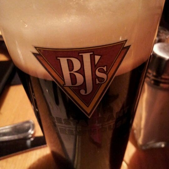 Photo taken at BJ&#39;s Restaurant &amp; Brewhouse by Alex R. on 2/27/2012