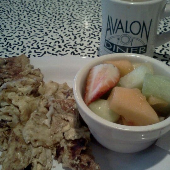 4/20/2012 tarihinde Fallon H.ziyaretçi tarafından Avalon Diner'de çekilen fotoğraf
