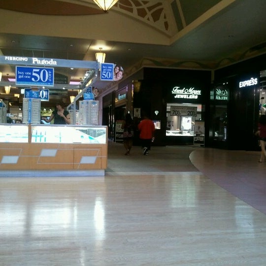 Foto tirada no(a) East Towne Mall por James W. em 7/31/2012