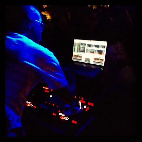 2/26/2012にSneakshotがLiv Nightclubで撮った写真