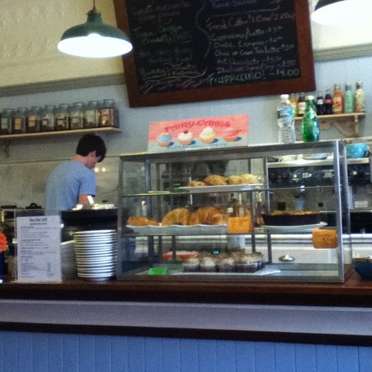 3/4/2012 tarihinde Lissa H.ziyaretçi tarafından Blue Bee Cafe'de çekilen fotoğraf