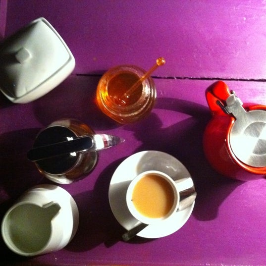 4/28/2012 tarihinde Andrea D.ziyaretçi tarafından Porcelain Tea Bar'de çekilen fotoğraf