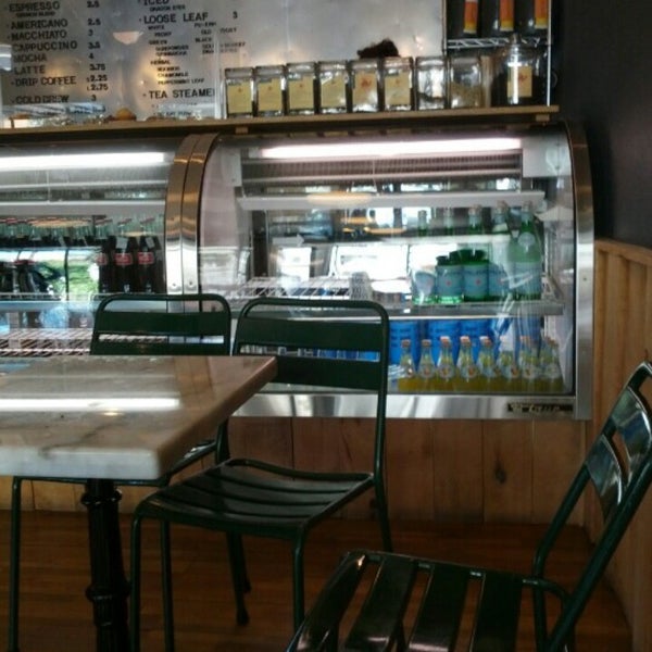 Foto tirada no(a) Cafe Sophie por scott .. em 9/8/2012
