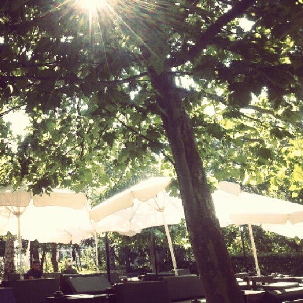รูปภาพถ่ายที่ Yeni Palmiye Cafe &amp; Restaurant โดย Mert D. เมื่อ 8/20/2012