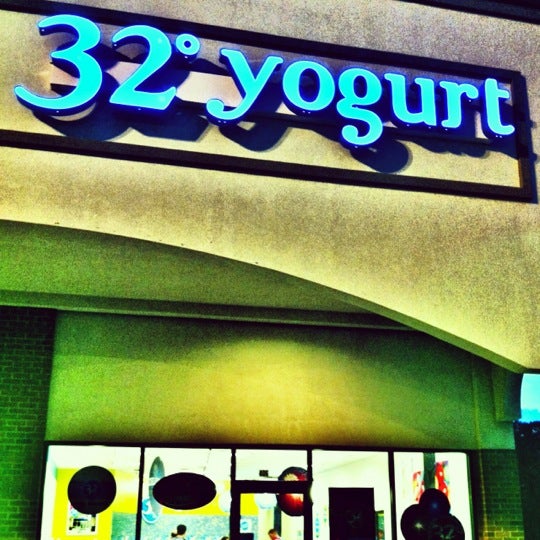 Foto tomada en 32° Yogurt Bar  por Andy P. el 7/4/2012