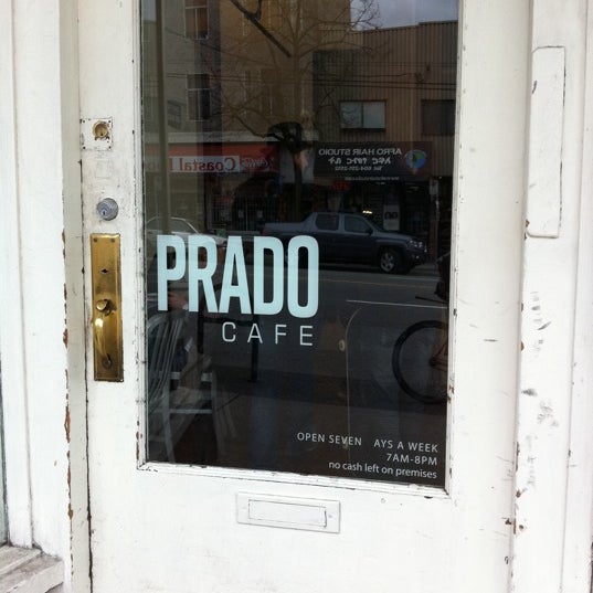 Photo prise au PRADO Cafe par Tim L. le3/16/2012