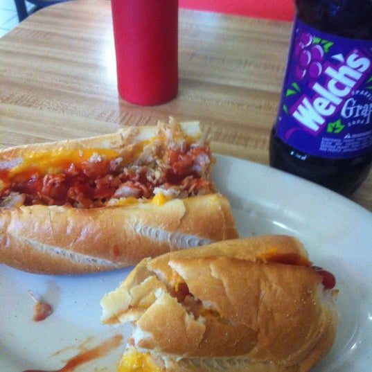 Das Foto wurde bei Mad Greeks Pizza &amp; Take-Out Beer von Kristerpher H. am 5/10/2012 aufgenommen