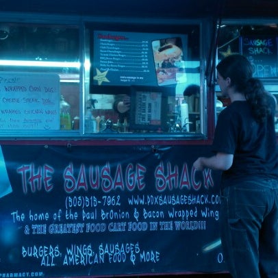 รูปภาพถ่ายที่ The Sausage Shack โดย Shawn R. เมื่อ 8/25/2012