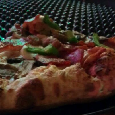 Das Foto wurde bei B&amp;J’s Pizza - The Original von Dwight M. am 2/18/2012 aufgenommen