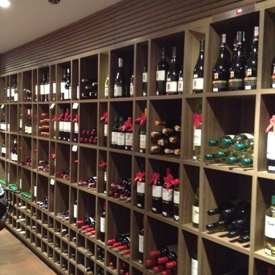 รูปภาพถ่ายที่ D&#39;Vinos - Wine Store โดย Rômulo L. เมื่อ 4/20/2012