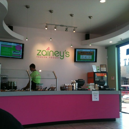 Photo taken at Zainey&#39;s Frozen Yogurt by Richard L. on 8/17/2012