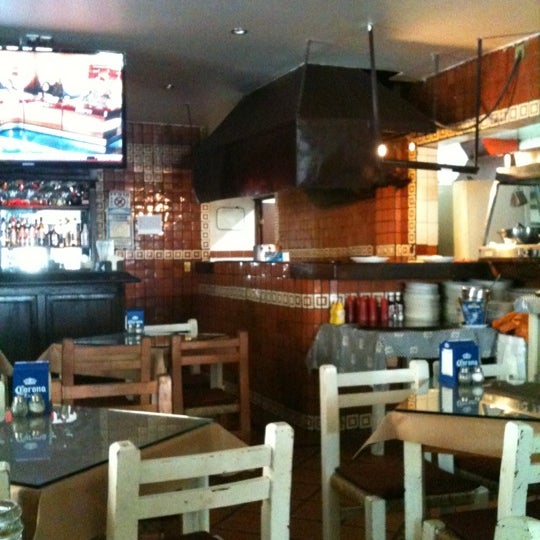 8/24/2012 tarihinde Carlos M.ziyaretçi tarafından El Torito Sports Bar &amp; BBQ House'de çekilen fotoğraf