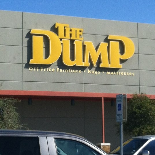 Foto scattata a The Dump Furniture Outlet da Joe R. il 3/3/2012