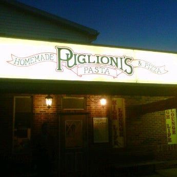 Foto tomada en Puglioni’s Pasta &amp; Pizza  por Melissa K. el 4/20/2012