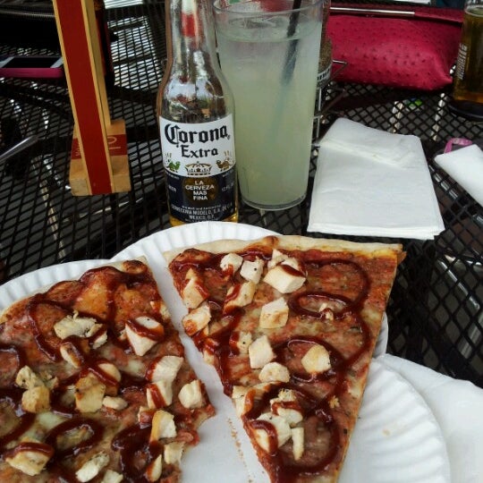 Foto diambil di Ruckus Pizza, Pasta &amp; Spirits oleh Jason H. pada 6/9/2012