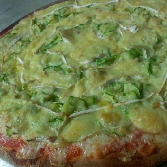 Photo taken at Vitrine da Pizza - Pizza em Pedaços by Fabricio O. on 6/8/2012