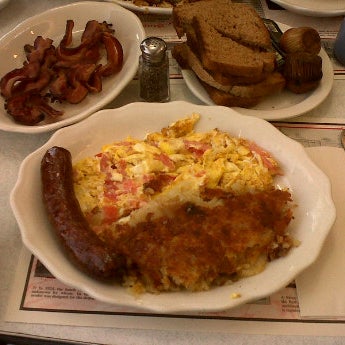 Photo taken at Four Star Diner Union City by Denisse C. on 6/23/2012