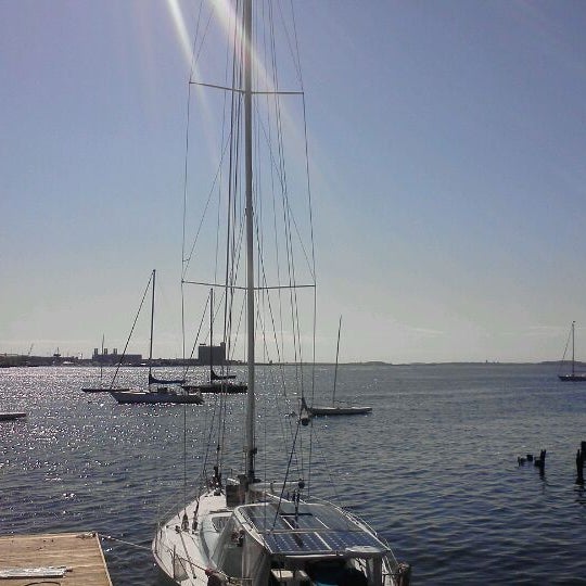 Foto tirada no(a) Boston Sailing Center por Justine M. em 6/15/2012