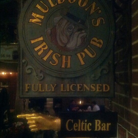 Снимок сделан в Muldoon&#39;s Irish Pub пользователем Dudley T. 6/22/2012