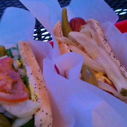 6/2/2012에 Adrian P.님이 Mike&#39;s Chicago Hot Dogs에서 찍은 사진