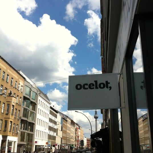Foto tirada no(a) ocelot, not just another bookstore por Robert E. em 6/9/2012