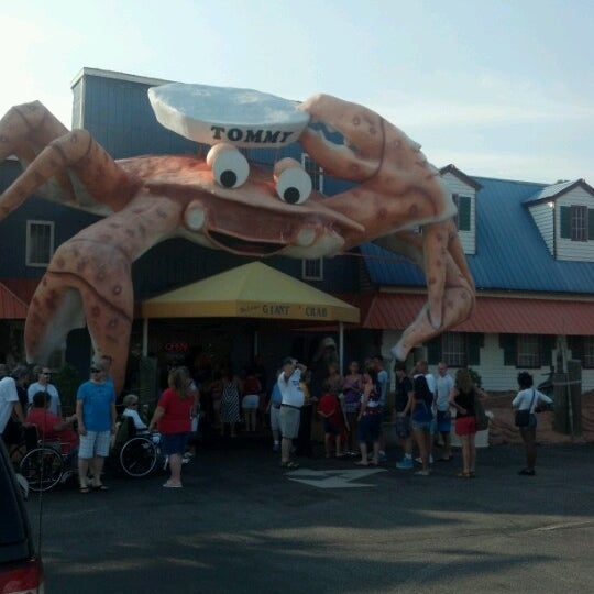 Foto diambil di Giant Crab Seafood Restaurant oleh Rodney W. pada 7/4/2012