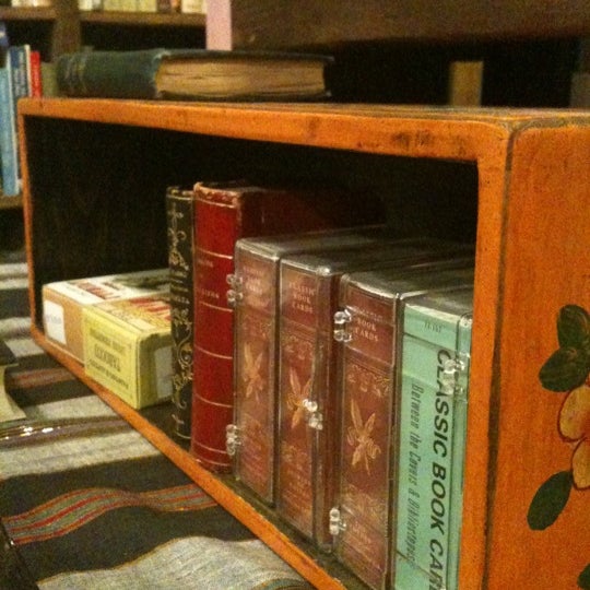 3/30/2012にJuniがOwl &amp; Company Bookstoreで撮った写真