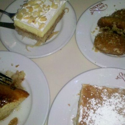 2/13/2012 tarihinde Daisy L.ziyaretçi tarafından Omonia Cafe'de çekilen fotoğraf