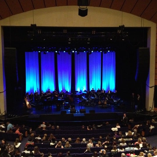 รูปภาพถ่ายที่ The Centre in Vancouver for Performing Arts โดย Brian W. เมื่อ 6/2/2012