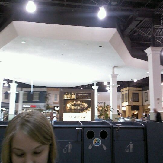 4/12/2012 tarihinde Brandy C.ziyaretçi tarafından Sangertown Square Mall'de çekilen fotoğraf