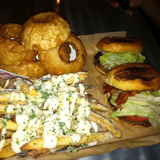 รูปภาพถ่ายที่ BurgerFi โดย Sasha B. เมื่อ 9/4/2012