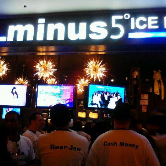 Foto scattata a Minus5° Ice Lounge da Jacqueline M. il 2/18/2012
