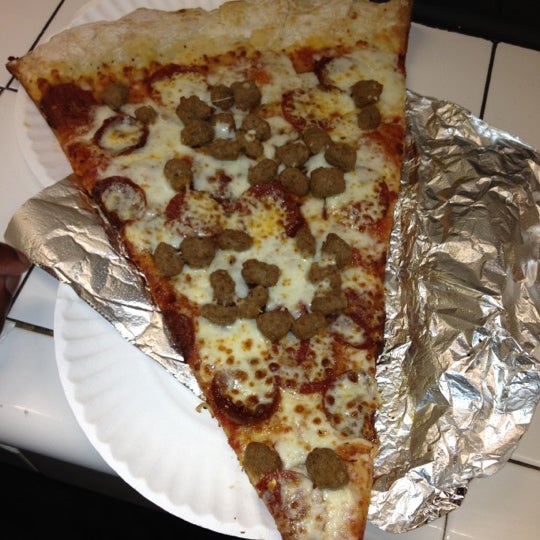 Foto diambil di Jumbo Slice Pizza oleh Durrell L. pada 6/30/2012