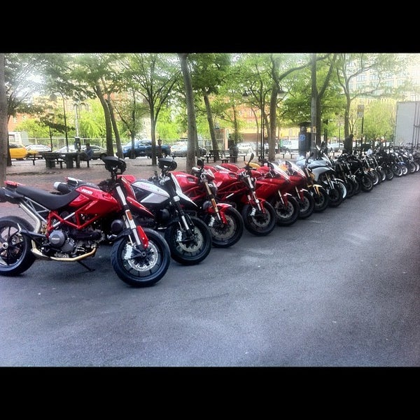 4/28/2012 tarihinde Dre J.ziyaretçi tarafından Ducati Triumph New York'de çekilen fotoğraf