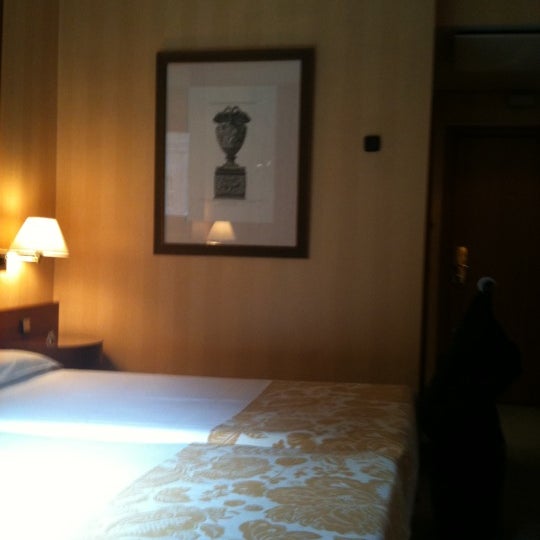 Das Foto wurde bei Hotel Meliá Serrano von Sirin P. am 5/19/2012 aufgenommen