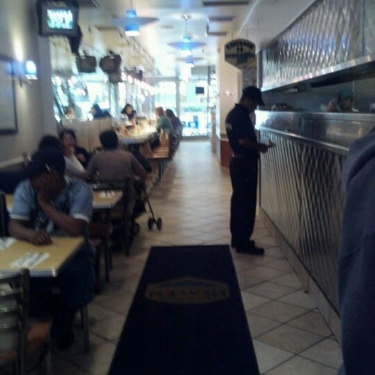 6/11/2012 tarihinde Rodica C.ziyaretçi tarafından Burger Heaven'de çekilen fotoğraf