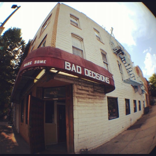 รูปภาพถ่ายที่ Bad Decisions โดย Briana C. เมื่อ 7/17/2012