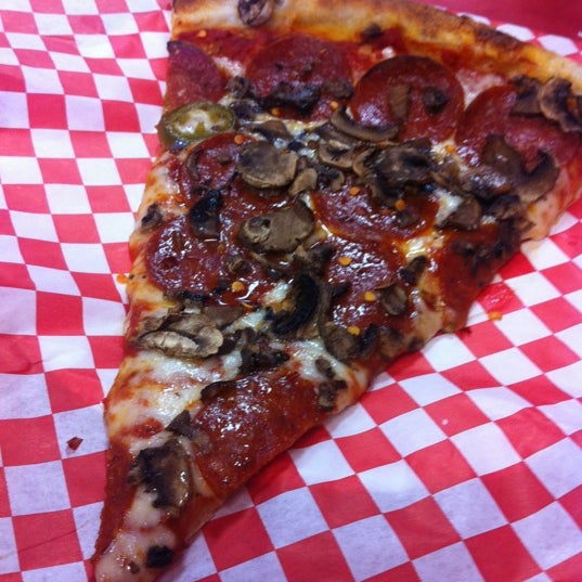 Снимок сделан в Joe’s New York Pizza пользователем Q 3/25/2012